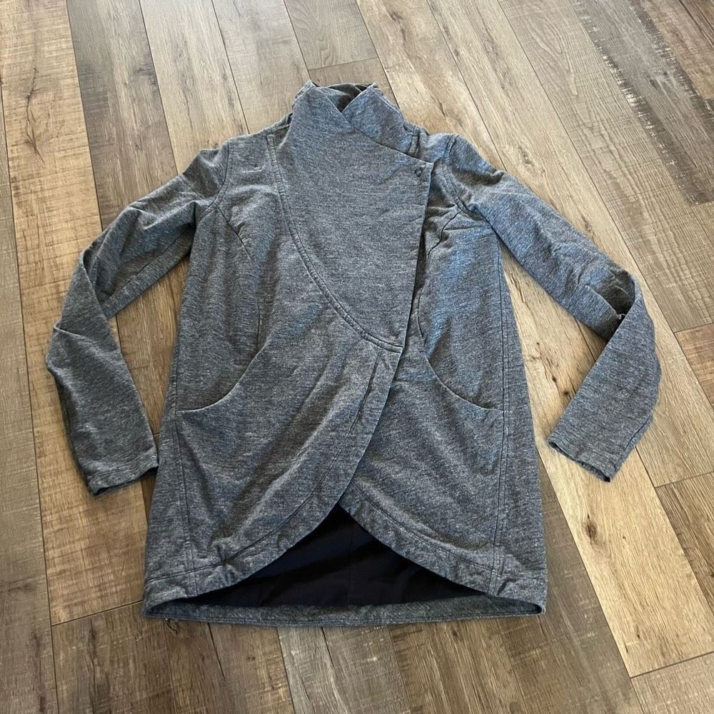 Lululemon That's a
Wrap Jacket Grey Size 6